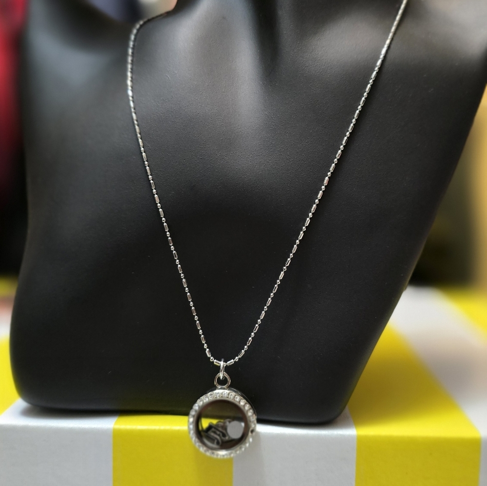 Elegant Silver Tone Pendant Necklace